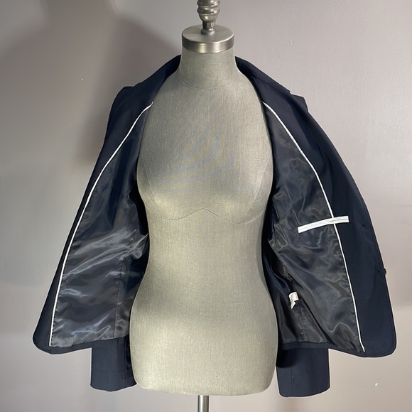 Gap wool blend classic navy blazer.  Size 12.  Fully lined. - Picture 9 of 16